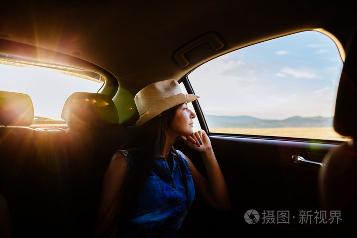 女人旅行和做梦开车与阳光和如诗如画的v