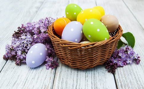 复活节彩蛋和紫丁香鲜花