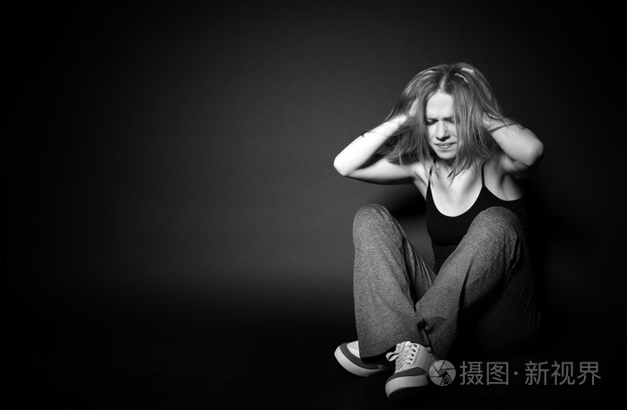 女人在抑郁和绝望哭泣抓着他的手beh