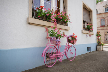 花篮的粉色自行车图片