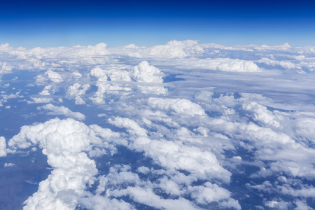 天空和云通过飞机窗口看到