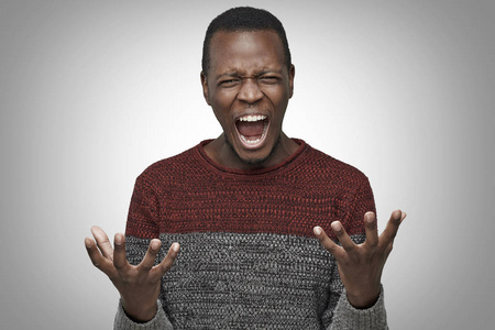 生气的家伙大喊图片