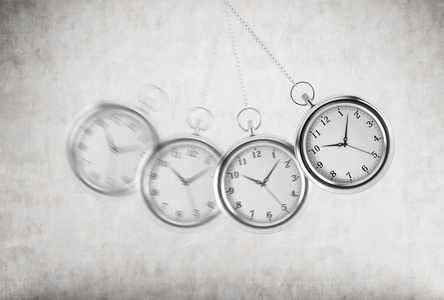 作为钟摆的摆动的怀表.具体的背景.3d 渲染.时间是金钱的概念照片