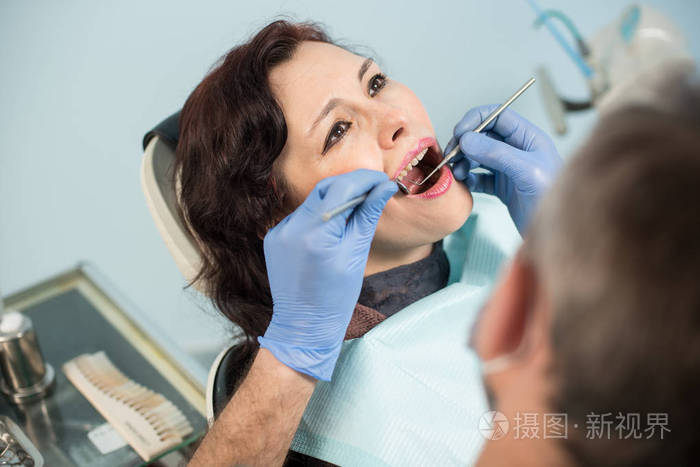 资深美女收拾牙科检查的特写