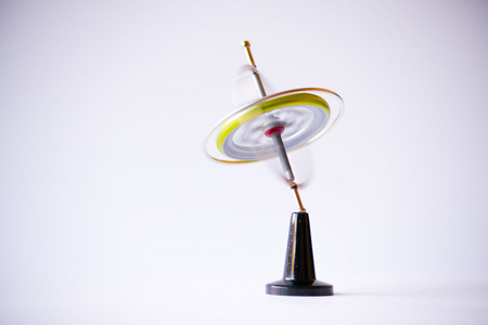 角动量在运动中倾斜陀螺仪照片