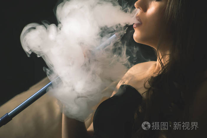 年轻, 漂亮的女孩抽烟水烟在俱乐部