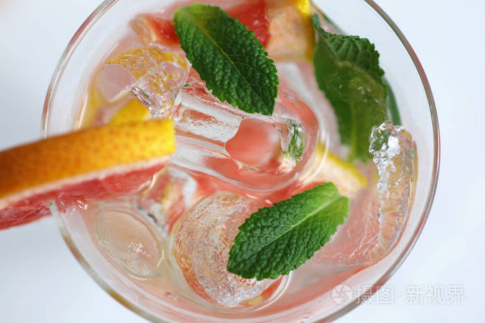 与冰, 薄荷, 葡萄柚和伏特加鸡尾酒