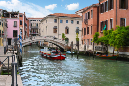 运河和威尼斯的街道