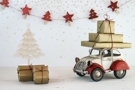 圣诞假期概念与礼品盒上的玩具车