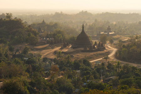 Ratanabon 塔北 Mrauk U R 的日落，地标在山上