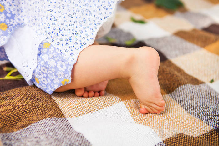 一个婴儿趴的室外肖像.爬上膝盖的孩子