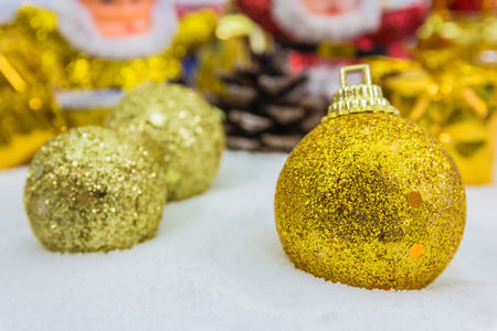 在雪中的金色礼盒圣诞节背景
