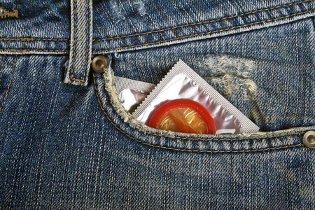 红蓝色牛仔裤口袋里的避孕套