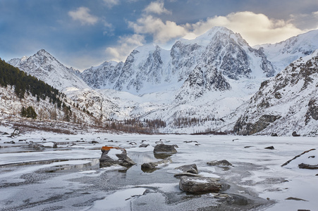 美丽的冬天景观，阿尔泰山俄罗斯