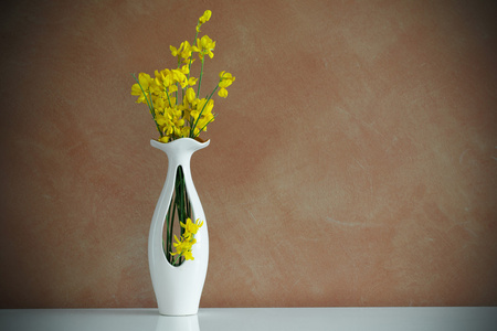 黄色的花朵，在白色的花瓶