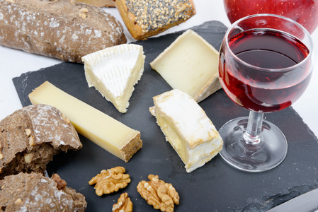法国奶酪拼盘与一杯红酒