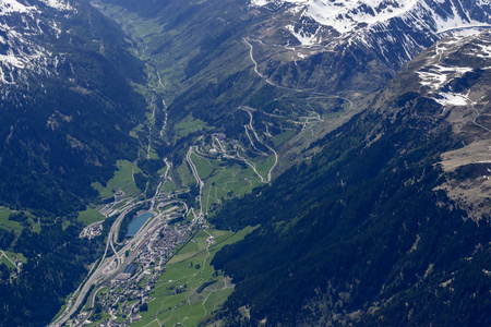 Gottardo 通行道 瑞士 Airolo 和发夹打开