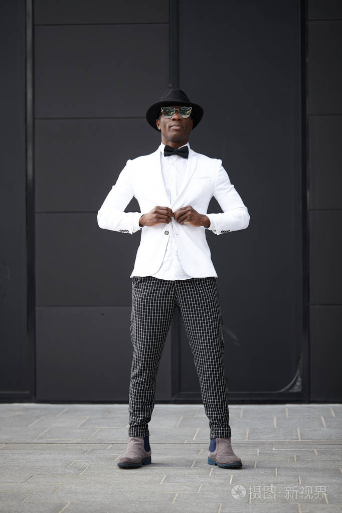 看起来好年轻黑人男性中时髦的衣服