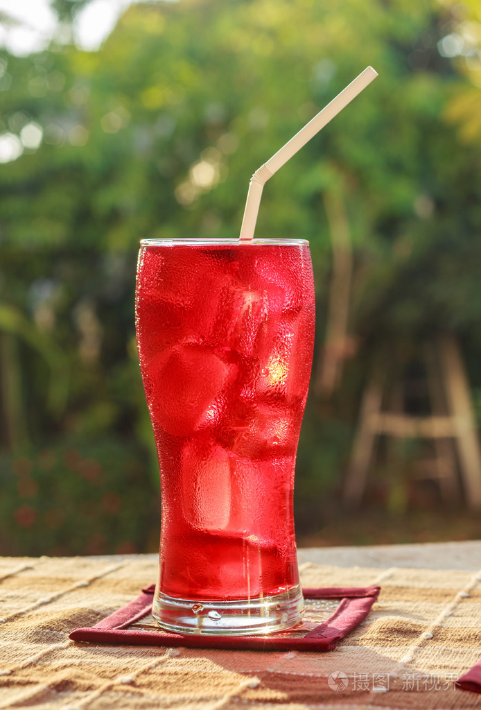 红色的软性饮料