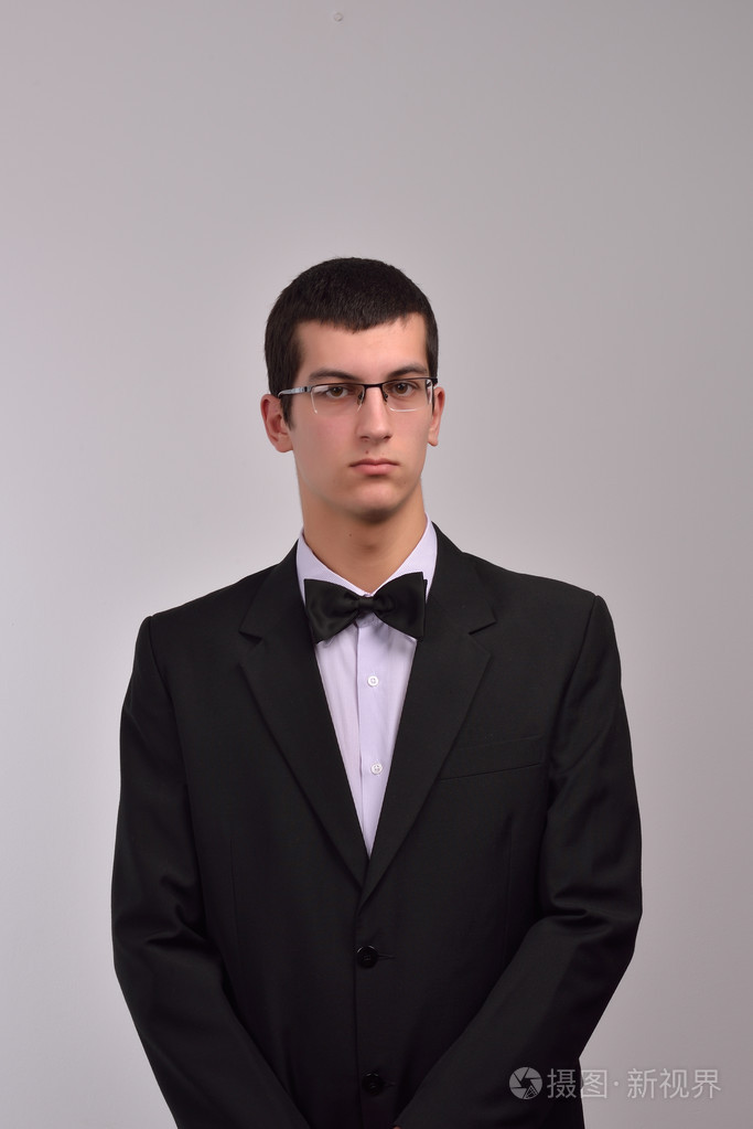 时尚的年轻人的侧面肖像眼镜在黑色苏