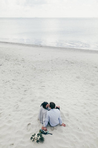 对年轻情侣在沙滩上