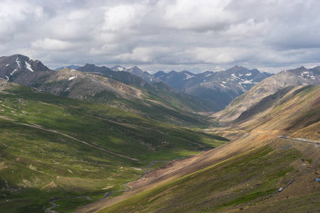 Babusar 通过在夏天，巴基斯坦喀喇昆仑公路的景观