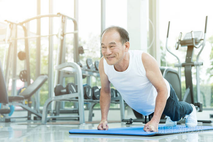 亚洲老人推高在健身房里复制空间