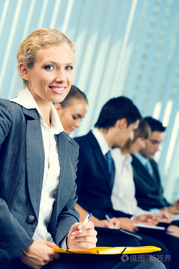 在会议的成功女商人的肖像