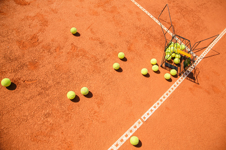 篮网篮网球散落在法院照片