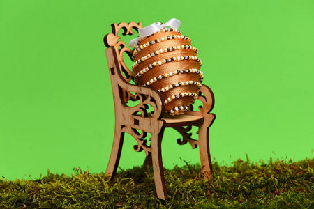 棕色的复活节彩蛋装饰用的线，在椅子上的珠子