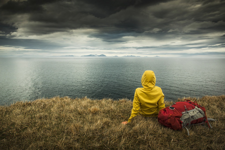在冰岛女背包客旅游照片