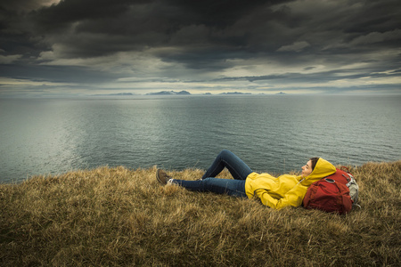 在冰岛女背包客旅游