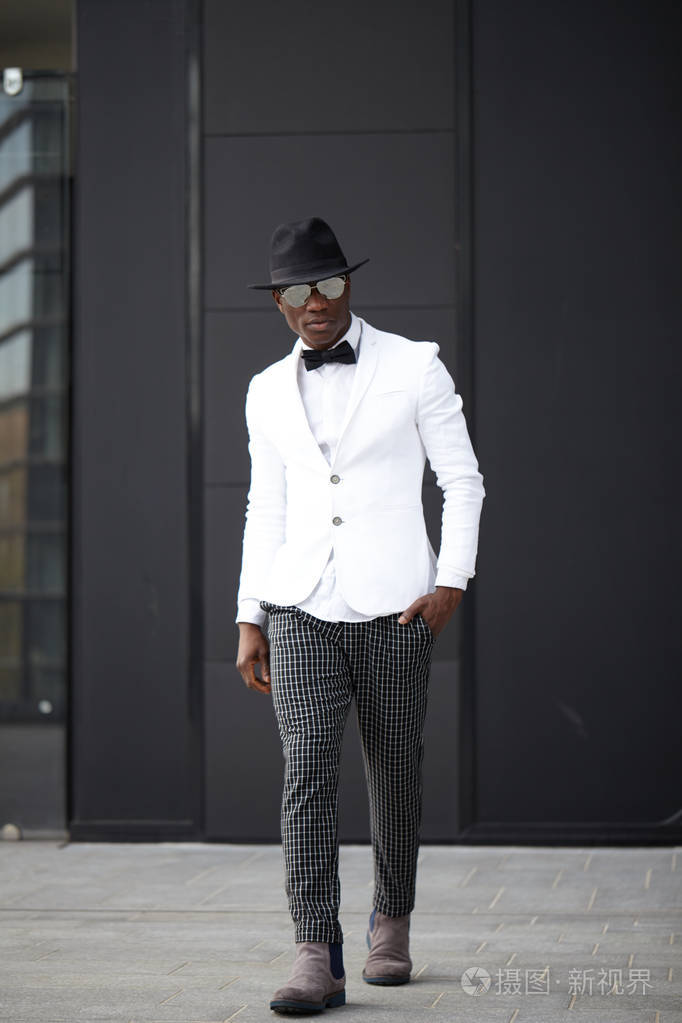 看起来好年轻黑人男性中时髦的衣服