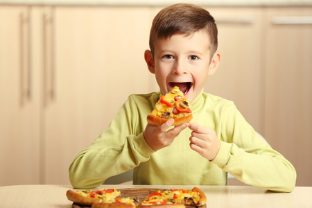 小男孩吃披萨