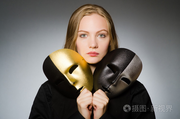 戴着面具在有趣概念的女人