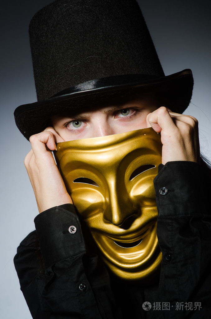 戴着面具在有趣概念的女人