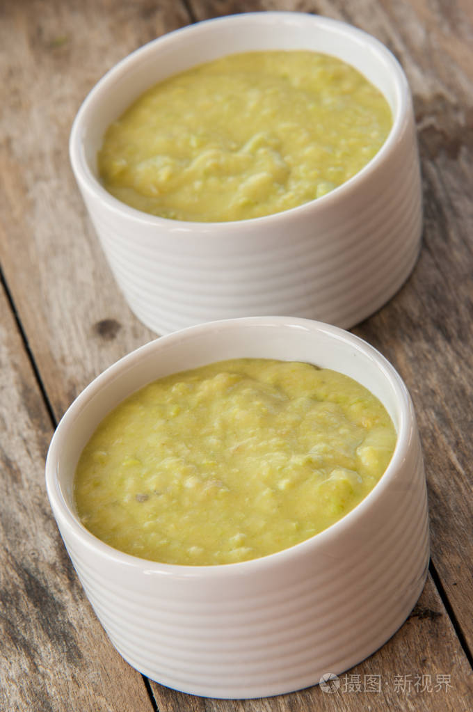 厚新鲜豌豆汤一碗