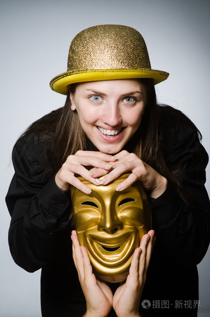 戴着面具在有趣概念的女人