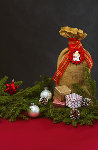 圣诞节背景与黄麻麻袋和礼品盒