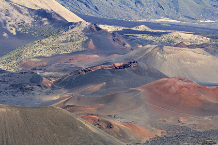 小道之间火山渣锥