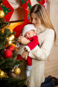 快乐妈妈和宝贝儿子装饰圣诞树