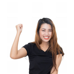 快乐的亚裔女子，在黑色 t 恤分离对白色
