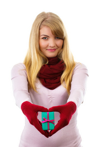 在圣诞节或其他庆祝的带包裹的礼物的羊毛手套微笑的妇女