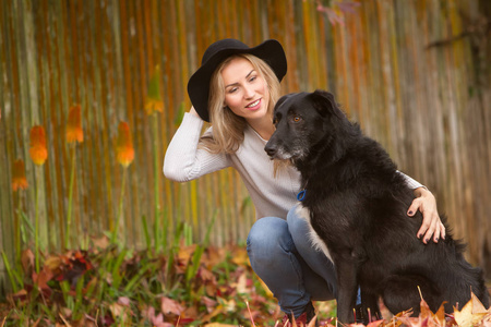 黑色的狗的女人图片