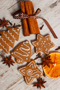 新鲜出炉装饰的姜饼与香料在老木的背景下，圣诞节的时候