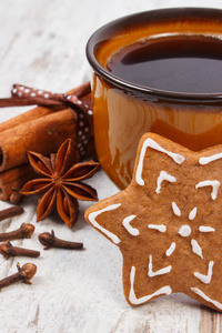 新鲜的姜饼，杯咖啡和香料在老木的背景下，圣诞节的时候