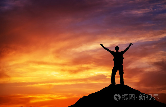 一个人在一个山顶上的轮廓