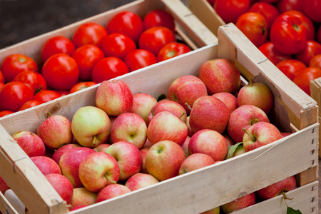 新鲜的苹果和西红柿照片