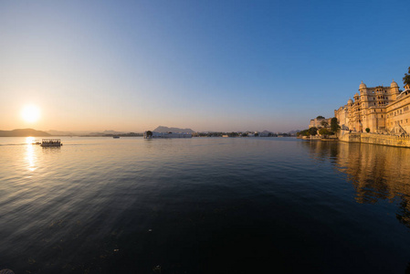 乌代浦市容在日落时。宏伟的城市宫殿在 Lake Pichola，印度拉贾斯坦邦的旅游胜地
