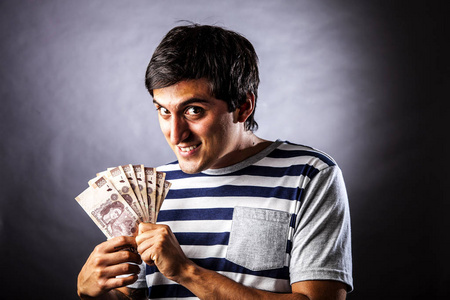 自鸣得意的条例草案中表达的贪婪和自鸣得意的双手的男人照片